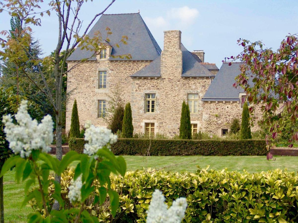 Gite Le Logis - Manoir Le Plessix Madeuc Corseul Bagian luar foto