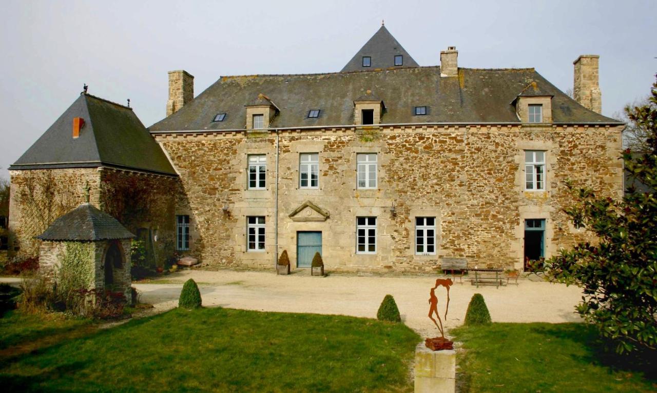 Gite Le Logis - Manoir Le Plessix Madeuc Corseul Bagian luar foto