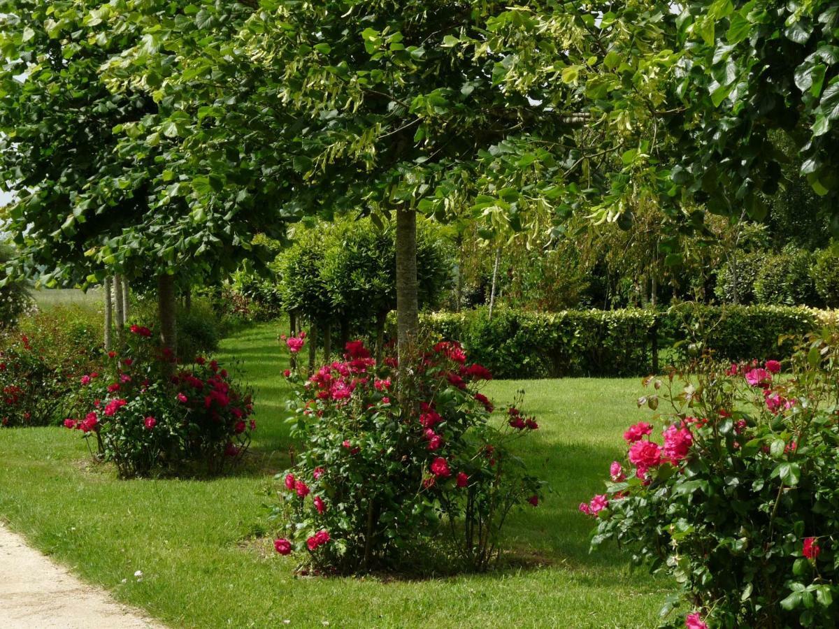 Gite Le Logis - Manoir Le Plessix Madeuc Corseul Bagian luar foto